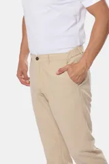 Pantalón de lino color beige, de corte recto y cintura elastizada.