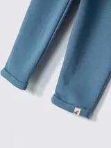 Pantalón de jogging celeste con textura acanalada, cintura elástica y bolsillos laterales.