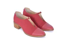 Zapatos de cuero color rojo con punta de charol y taco de madera de 5 cm.