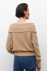 Sweater negro de tejido de punto con escote bardot y mangas largas.