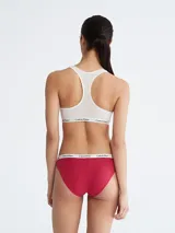 Bombacha clásica de algodón elástico color rojo, con cobertura trasera moderada, talle medio y cintura elástica con logo Calvin Klein.