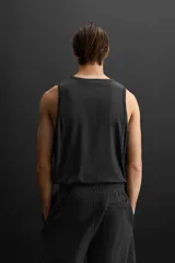 Musculosa deportiva negra de algodón, corte regular fit, cuello redondo amplio y sisa ancha.