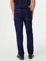Pantalón de jean azul oscuro, de corte recto, con bolsillos laterales y traseros.
