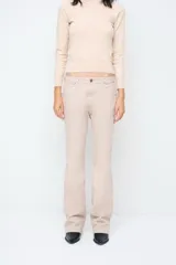 Pantalón de tiro bajo, corte wide leg y largo extra.