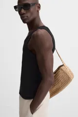 Musculosa negra ajustada al cuerpo, con cuello redondo y sisas amplias.