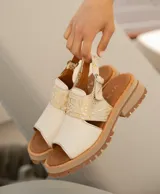 Sandalias de cuero color suela con plataforma y hebilla ajustable.