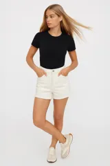 Short blanco de jean de tiro alto con ruedo desflecado.