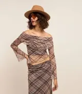 Blusa de tule con estampado de cuadros, escote hombro a hombro, mangas largas acampanadas y canesú fruncido.