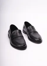 Mocasines negros de cuero con detalle de antifaz y suela plana. Interior con logo de la marca LSF2Y estampado en plateado.