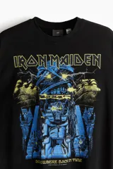 Remera negra de algodón con estampado del álbum "Somewhere Back in Time" de la banda Iron Maiden. Corte holgado y cuello redondo.