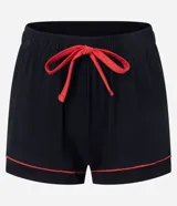 Conjunto de pijama corto americano confeccionado en viscosa certificada. Incluye una blusa de manga corta con cuello solapa, abotonado delantero y bordado de frutilla en el bolsillo; y un short con cintura elástica y lazo.