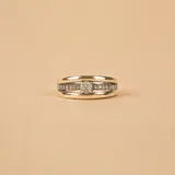 Anillo ancho de plata con textura brillante y banda central de oro. Segundo anillo de oro con hilera de circonias.