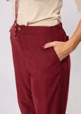 Pantalón bordeaux de corte recto, con bolsillos en los lados y diseño suelto.