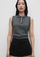 Chaleco gris de lana con cuello tipo polo y cierre de botones.