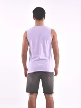Musculosa lila con estampado de tres imágenes en blanco y negro.