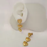 Par de caravanas colgantes doradas con forma de corazón, hechas de acero quirúrgico hipoalergénico con baño de oro de 18k.