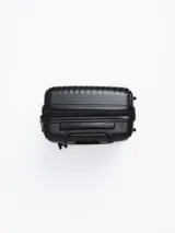 Valija rígida negra de 20 pulgadas con manija telescópica y cuatro ruedas con giro de 360°.