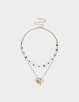 Collar corto dorado de doble cadena, una con piedras amatistas y otra con dije de corazón relicario.
