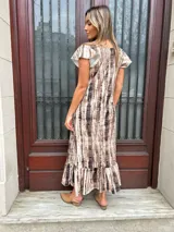Vestido midi con estampado tie-dye en tonos marrones y blancos, con mangas cortas con volados y cuello en V.