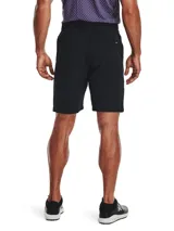 Short de golf azul marino con cinturón negro.