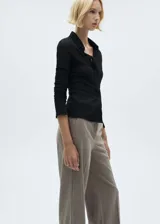 Pantalón de vestir color gris con diseño de espiga, tiro medio, corte recto y bolsillos laterales.