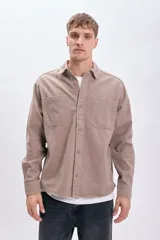 Sobrecamisa color tostado con cuello clásico, cierre frontal con botones, dos bolsillos de parche en el pecho y corte recto.