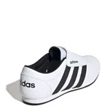 Championes Adidas Tekwen, color blanco con las tres tiras negras, sin cordones y con ajuste de velcro.