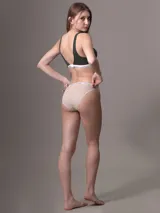 Bombacha clásica color beige con cintura elástica blanca con logo Calvin Klein.