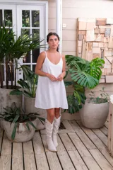 Vestido corto negro de muselina con breteles finos y escote en V.