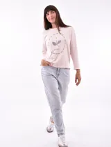 Remera blanca de manga larga con cuello redondo y estampado frontal con la frase "All my love darling" en color celeste.