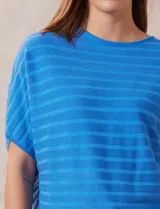 Buzo tejido acanalado color fucsia, marca Ninety, con mangas cortas japonesas y cuello redondo.