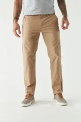 Pantalón chino clásico color beige, de corte slim, con presillas para cinturón.