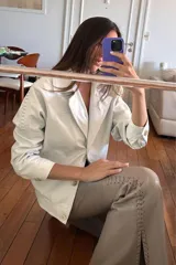 Campera bomber de cuero ovino blanco con detalle de pasamanería en mangas.