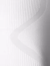 Body blanco de nailon elástico, con escote cuadrado, copas suaves sin relleno, control de vientre y paneles diseñados en cintura, cadera y parte trasera.