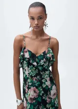 Vestido largo de gasa con estampado floral, tirantes finos ajustables, escote en pico, detalle de volantes en el cuello y en el bajo, cierre de cremallera en la parte posterior y forro interior.