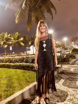 Vestido corto tejido en lurex con diseño geométrico en cuero en el frente, breteles de cuero intervenido a mano con tientos de cuero plateado y terminación en flecos.