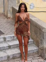 Minivestido marrón con estampado animal print, escote halter con volados y espalda descubierta.