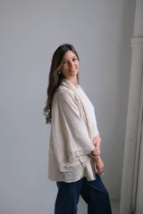 Kimono color beige con detalles de encaje en los bordes y mangas 3/4.