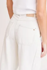 Pantalón de jean de tiro alto, corte recto y color crudo.