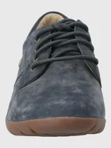 Zapato acordonado de cuero azul con suela marrón de goma.