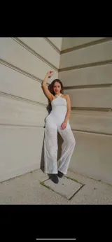 Top rojo con tiras cruzadas en el cuello.