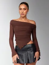 Top marrón con escote off-shoulder, mangas largas transparentes y corte asimétrico.