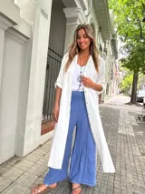 Sobrecamisa blanca de viscosa con tajos laterales.