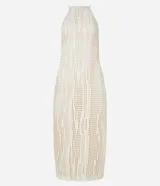 Vestido midi color crema con textura de agujeritos, escote halter, breteles finos cruzados en la espalda y forro interior.