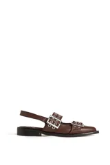 Chatas de cuero color chocolate, con punta fina, hebillas plateadas y slingback.