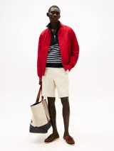 Bermuda cargo Tommy Hilfiger de color beige, con corte amplio, pierna recta y múltiples bolsillos. Confeccionada en sarga de algodón elástico. Logo de Tommy Hilfiger bordado en la parte trasera.