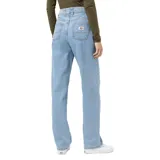 Pantalón de jean celeste, de corte recto y tiro alto.