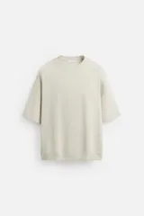 Sudadera relaxed fit color beige confeccionada en tejido interlock de algodón con elasticidad. Cuello redondo, manga corta y bajo acabado en rib.
