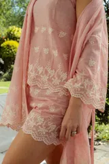 Conjunto de pijama gris a rayas verticales con bordados florales blancos, compuesto por musculosa de escote redondo y shorts con elástico en la cintura.