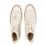 Championes Converse Chuck 70 Hi color beige con detalles en rojo y azul en la suela.